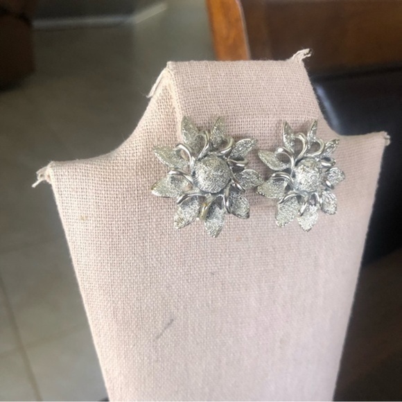 Vintage ClipOn Earrings - Picture 1 of 5